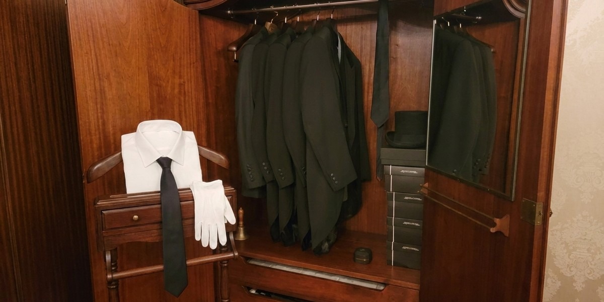 授業時の服装：白シャツ・黒スラックス・白手袋を着用した研修生
