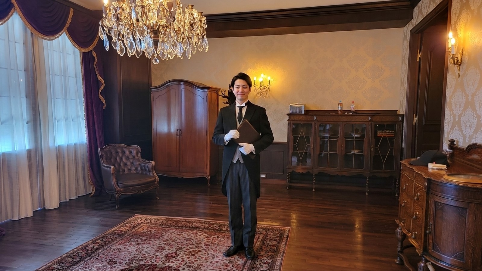 白手袋・懐中時計・教科書など受講特典の品々を格調高く配置した静物