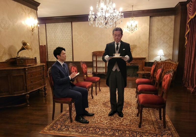 企業研修で受講者に所作を指導する日本人執事講師