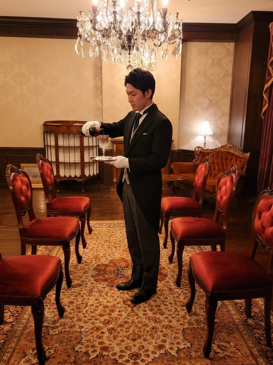 日本執事アカデミー アドバンスコース - ワインサービス実習風景