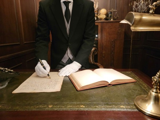 執事教科書を広げて講師が解説する講義の様子