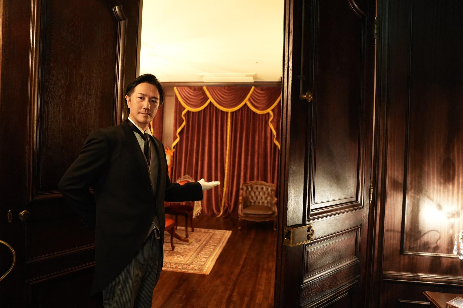 Butler Bell opening the door to receive a guest (photograph from the Butler Bell site)