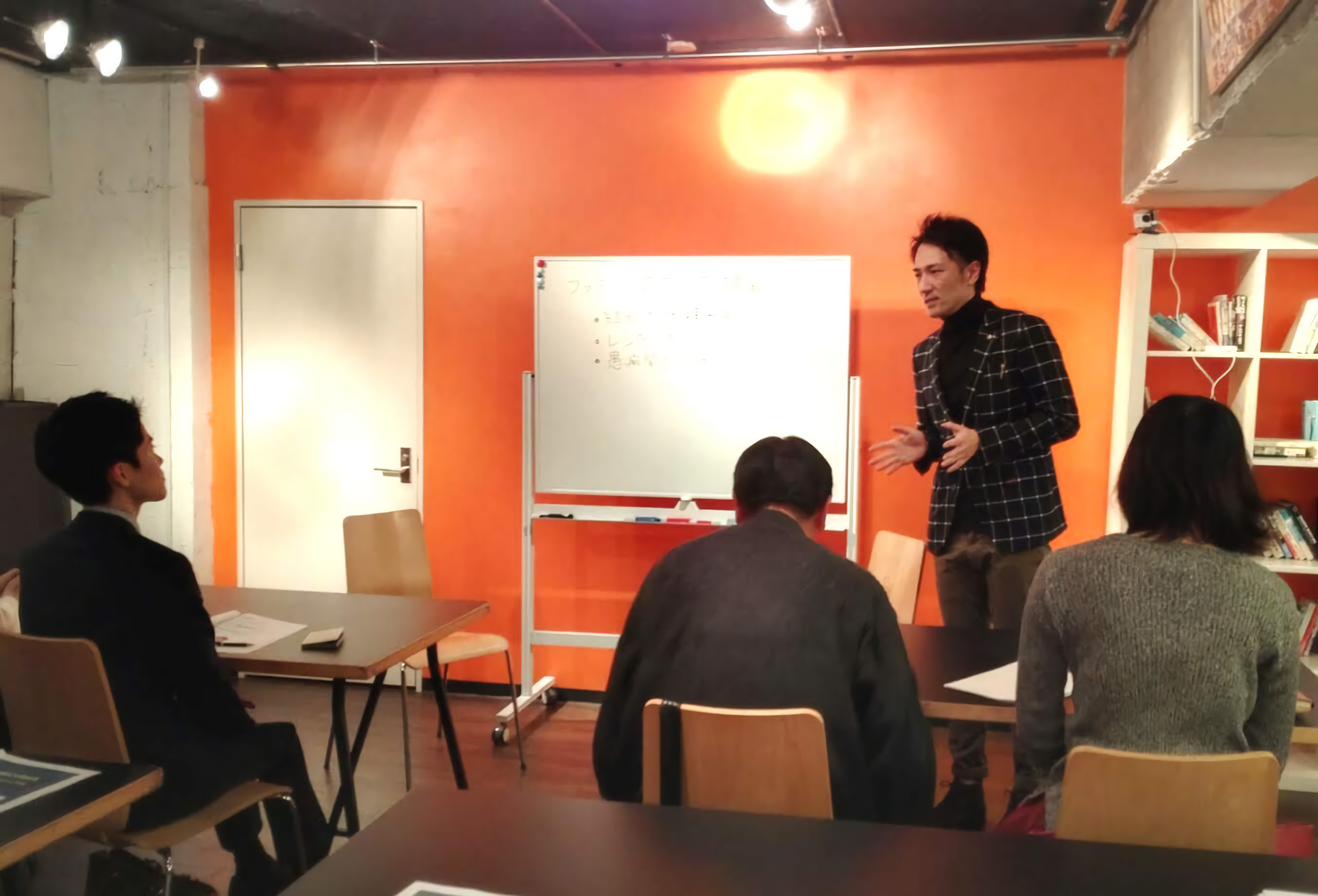 Yuichi Ishii speaking at a seminar (Family Romance site)