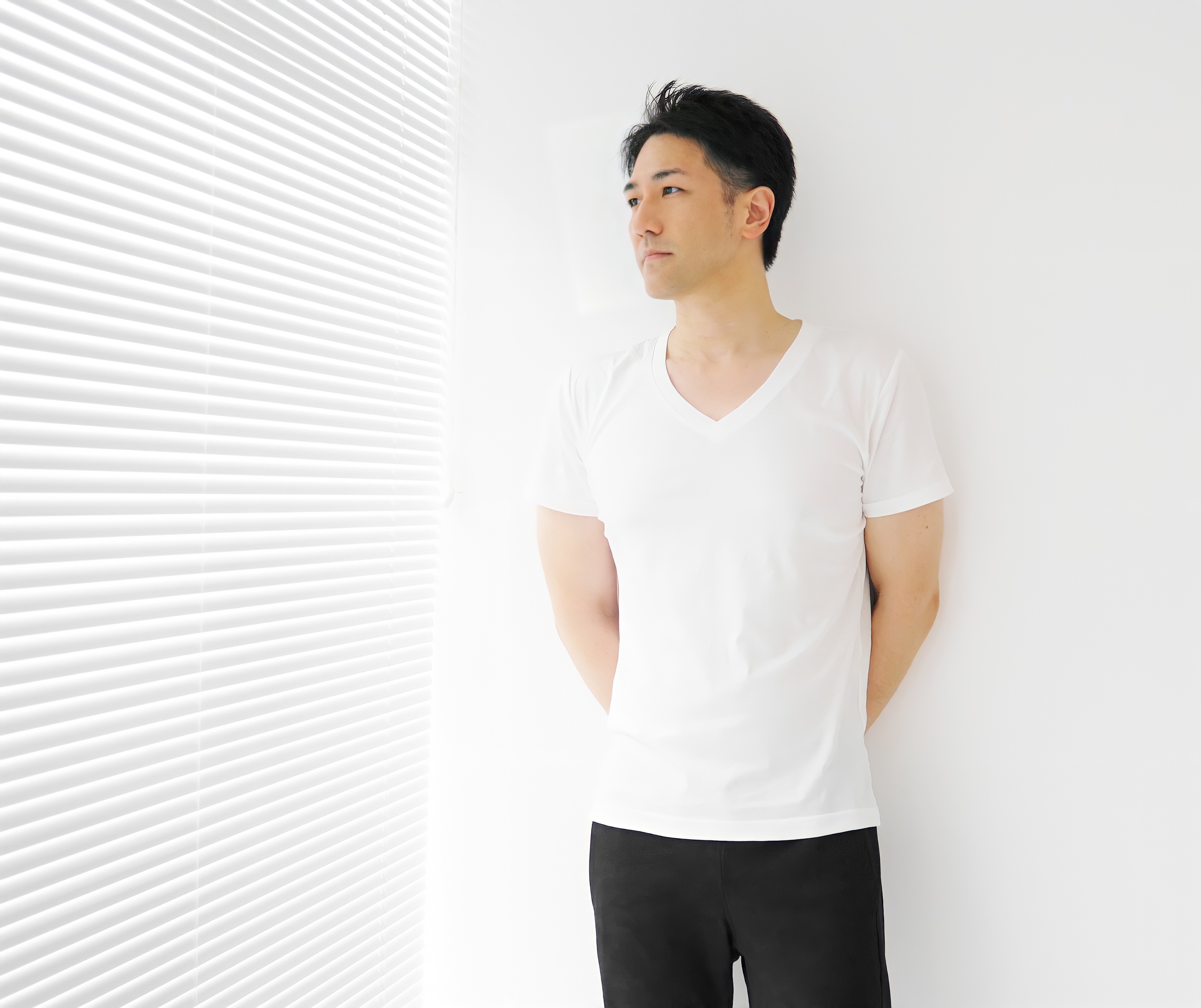Yuichi Ishii in a white shirt (photograph from the official site)