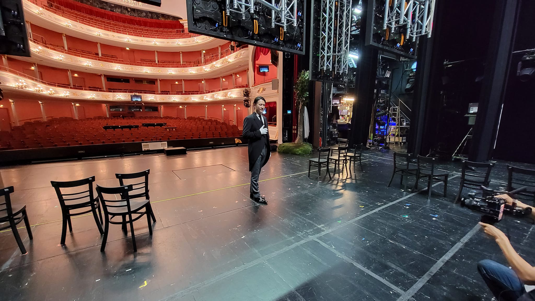 Yuichi Ishii giving a presentation on stage (official site photograph)