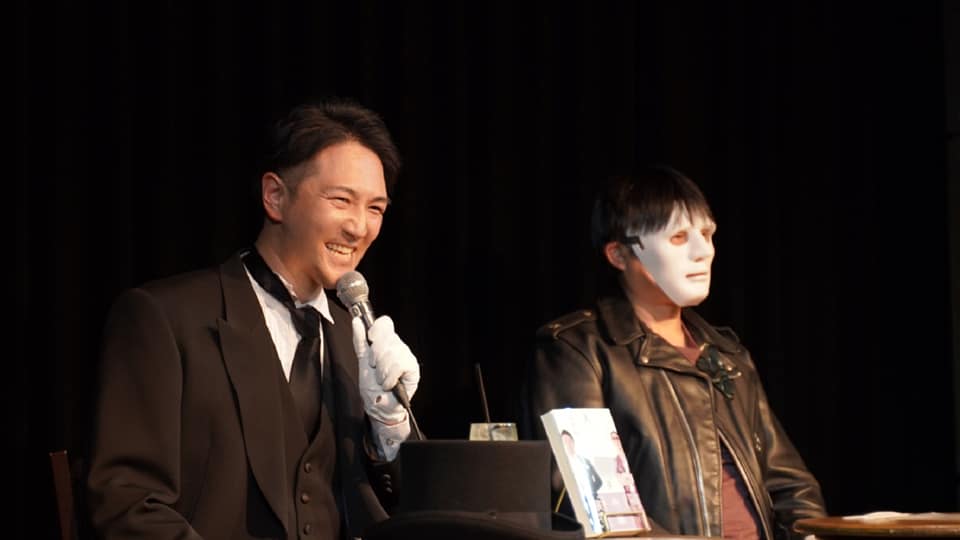 Yuichi Ishii speaking on stage (photograph from the official site)