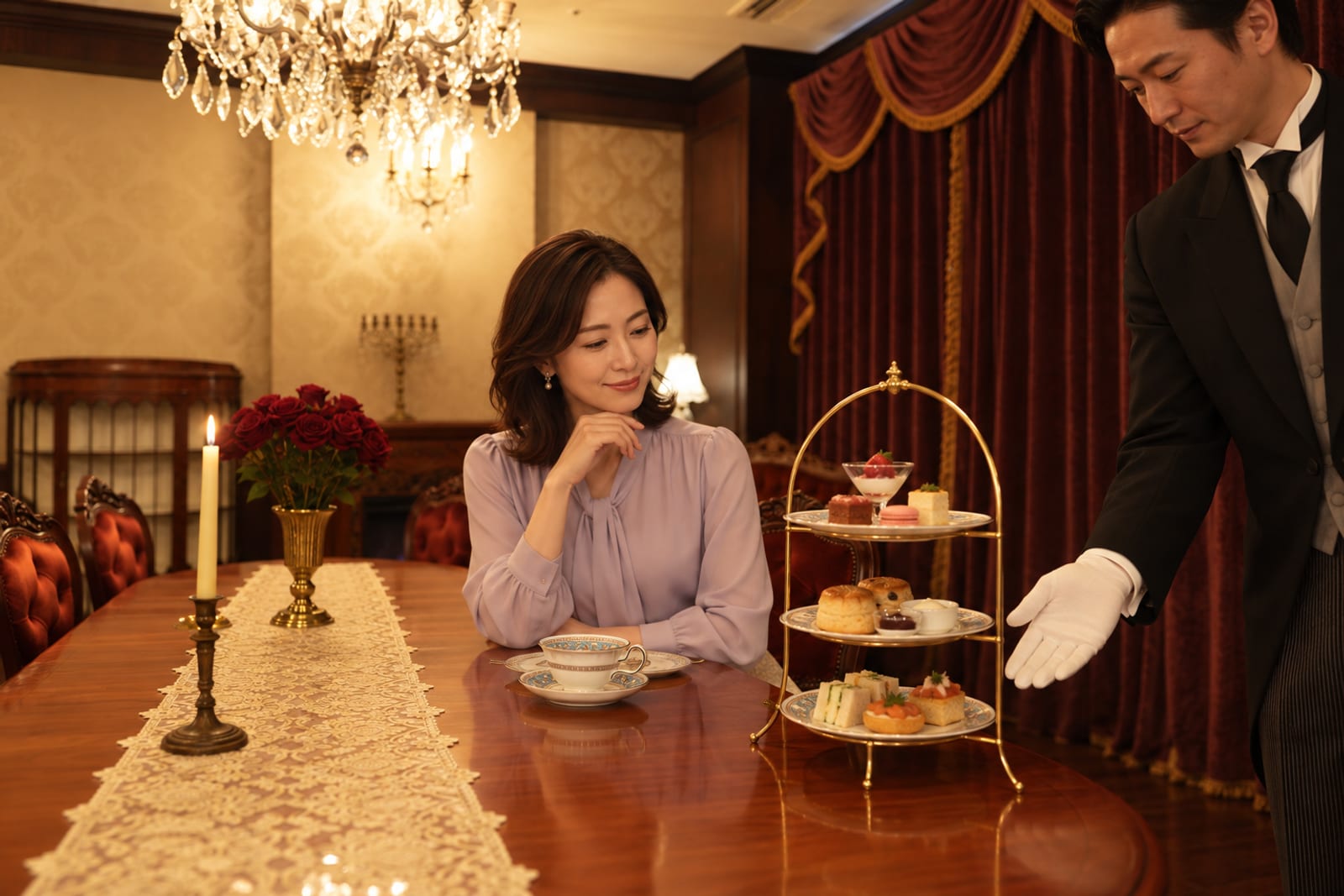 三段スタンドと紅茶を正餐の間へ運ぶ執事（館の実写）