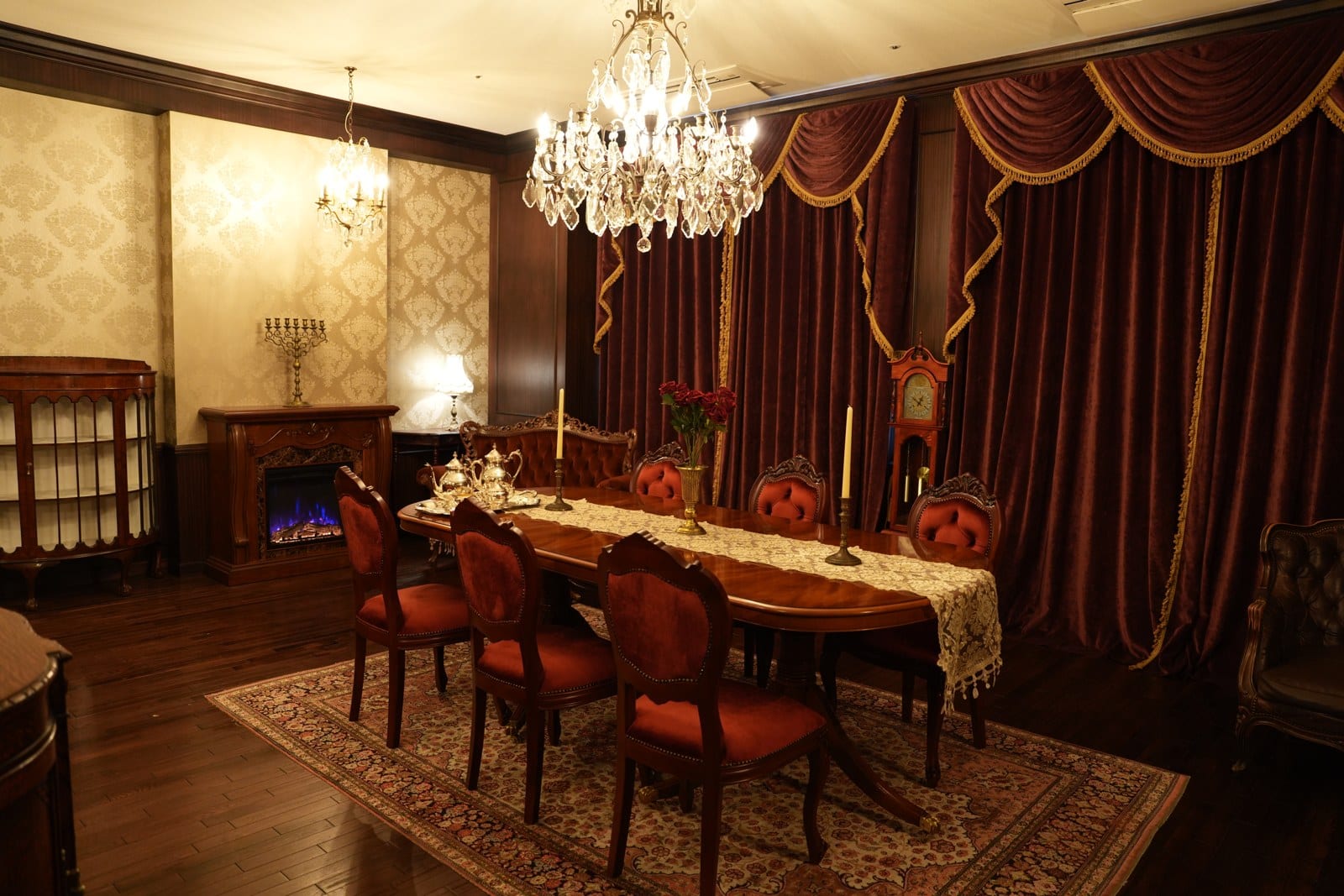 The dining room set and waiting for guests (photograph of the house)