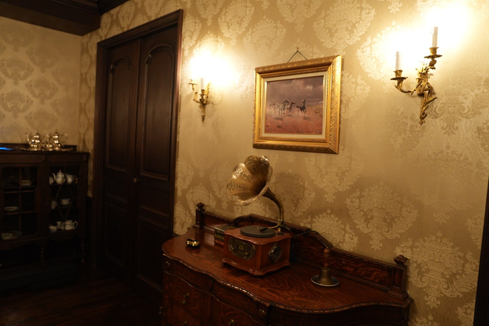 A corner of the house with a gramophone and silverware (photograph of the house)