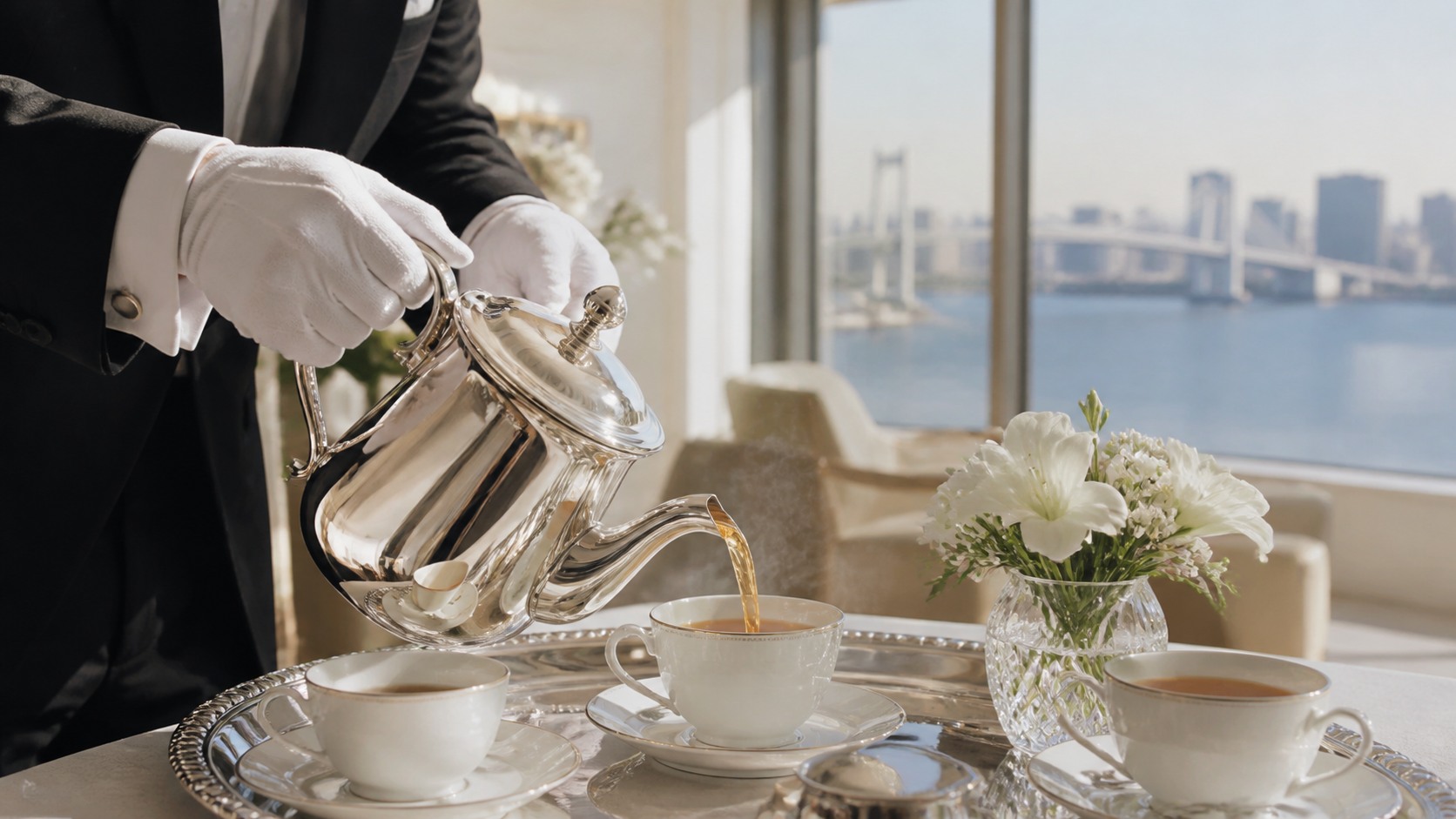 お台場の執事サロンで紅茶を供する場面（THE BUTLER の画像）